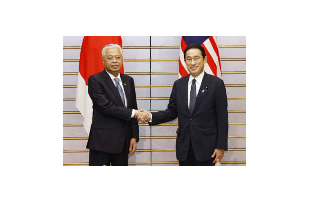 会談を前に握手するマレーシアのイスマイルサブリ首相（左）と岸田首相＝27日午後、首相官邸