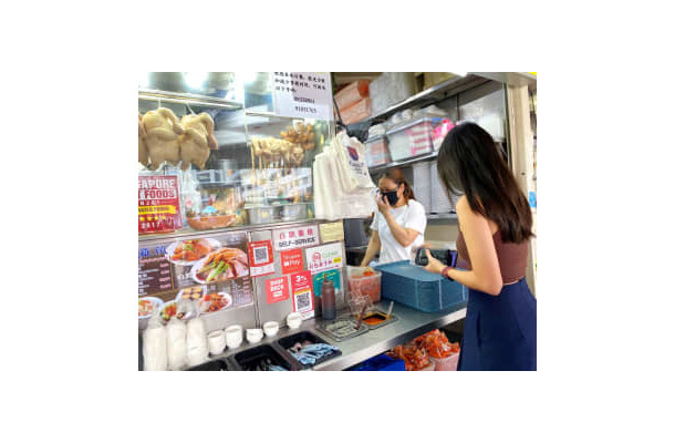 シンガポール名物の鶏肉料理「チキンライス」を売る店＝24日（共同）