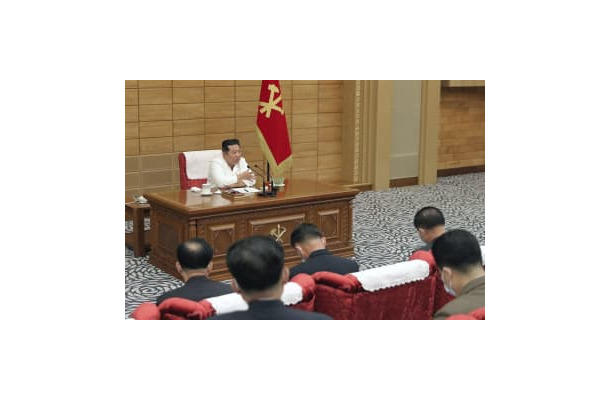 朝鮮労働党政治局の協議会に臨む金正恩党総書記＝29日、平壌（朝鮮中央通信＝共同）