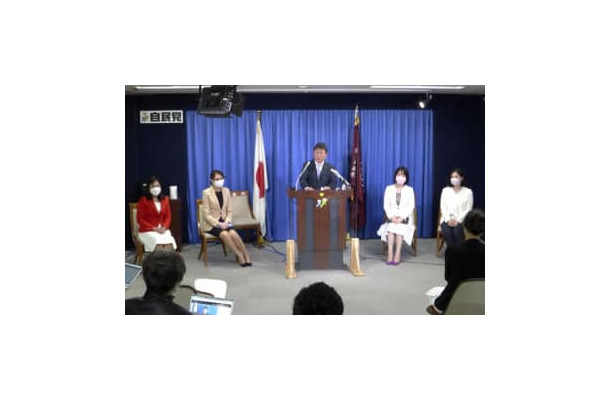 記者会見で、夏の参院選比例代表に新人の女性4人を擁立すると発表する自民党の茂木幹事長（中央）＝30日午後、東京・永田町の党本部
