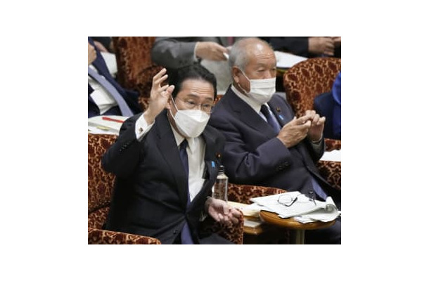 参院予算委で答弁のため挙手する岸田首相＝30日午後