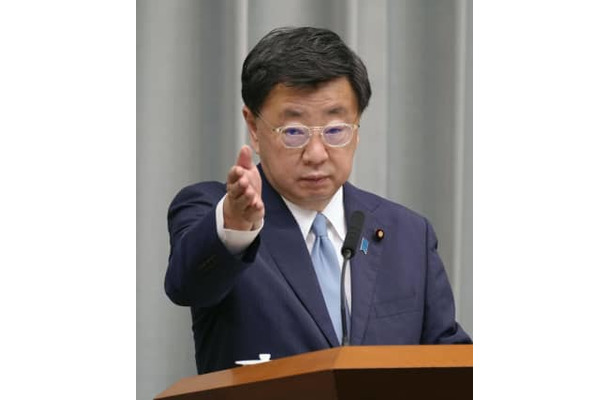 記者会見する松野官房長官＝31日午前、首相官邸