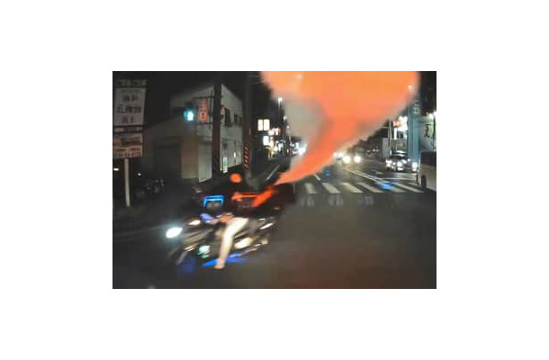 オートバイで暴走し、消火器を噴射する少年ら＝4月1日、神奈川県平塚市（同県警提供）