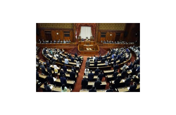 2022年度補正予算が可決、成立した参院本会議＝31日午後