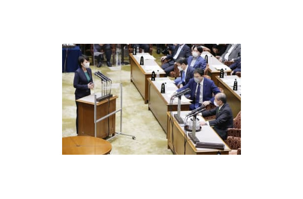 参院予算委で、日本維新の会の鈴木宗男氏（右下）の質問に答える鈴木貴子外務副大臣＝31日午後