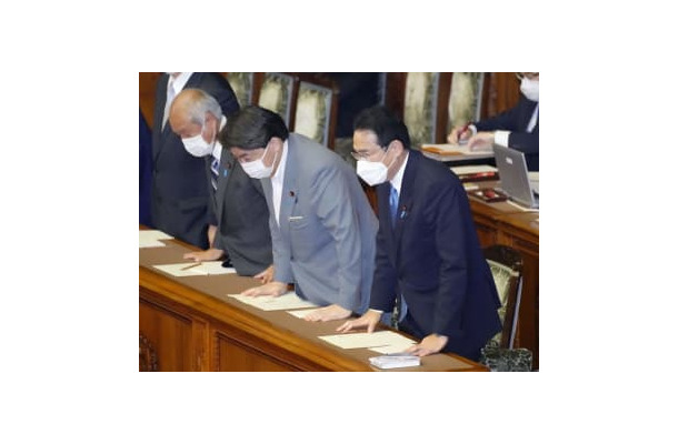 参院本会議で2022年度補正予算が可決、成立し、一礼する岸田首相（手前）ら＝31日午後