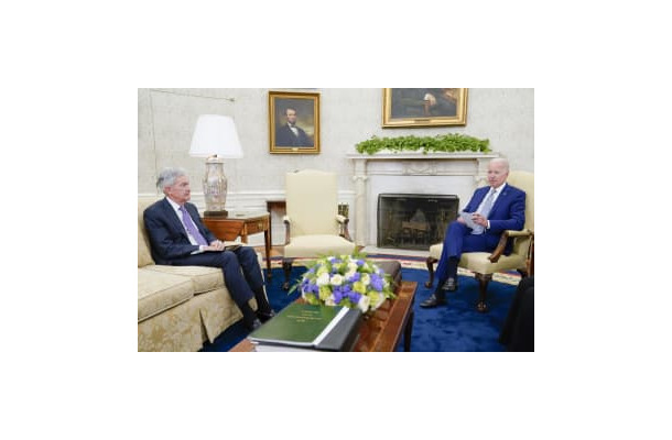 会談するFRBのパウエル議長（左）とバイデン大統領＝5月31日、ホワイトハウス（AP＝共同）