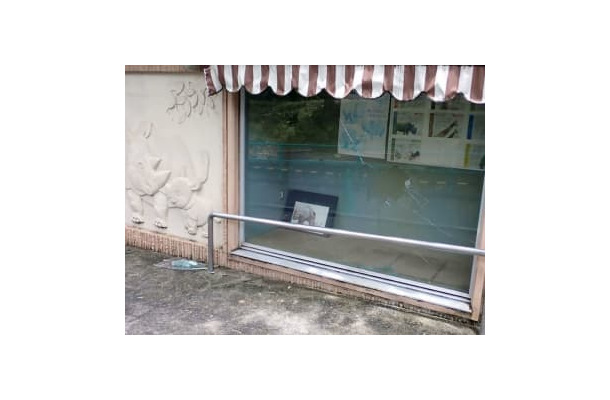 ガラスが割られ、中にあったサイの角が盗まれた静岡市立日本平動物園の展示スペース＝5月31日（同園提供）