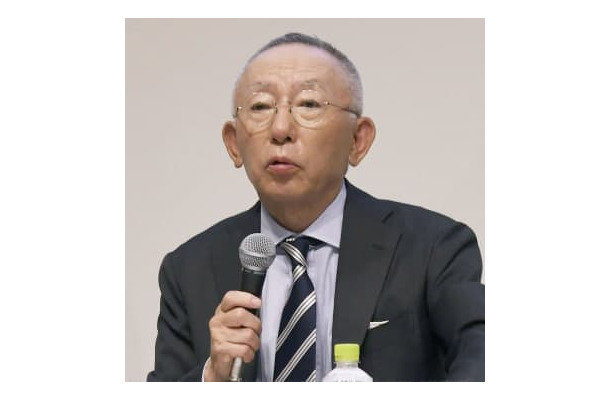 4月、記者会見するファーストリテイリングの柳井正会長兼社長＝東京都港区