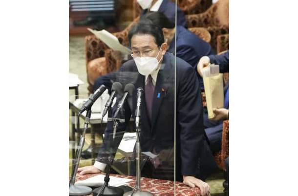 衆院予算委で答弁する岸田首相＝1日午後