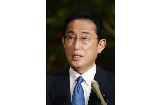 記者団の取材に応じる岸田首相＝5月31日午後、首相官邸