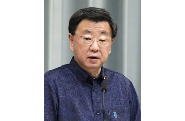 記者会見する松野官房長官＝1日午後、首相官邸
