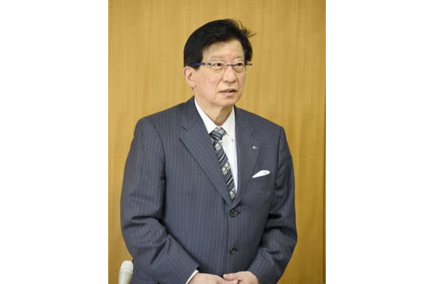 岐阜県中津川市の青山節児市長と面会後、取材に応じる静岡県の川勝平太知事＝1日午後、中津川市役所
