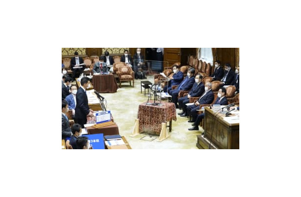 衆院予算委で、岸田首相（右手前）に質問する立憲民主党の泉代表＝1日午後