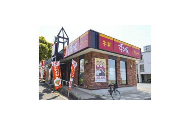 50代の女性従業員が亡くなった「すき家」の店舗＝2日午前、名古屋市