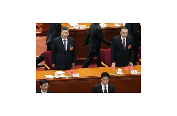 中国全人代の閉幕式に臨む習近平国家主席（左上）と李克強首相（右上）＝3月、北京の人民大会堂（共同）