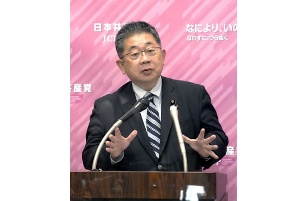 記者会見する共産党の小池書記局長＝2日午後、国会