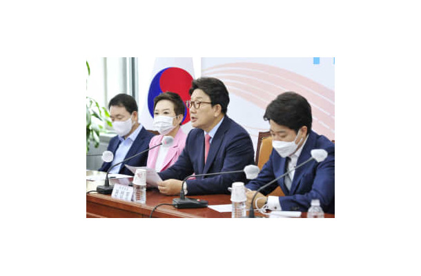 2日、党の会議で発言する韓国の保守系与党「国民の力」の権性東・院内代表（右から2人目）ら＝ソウル（聯合＝共同）