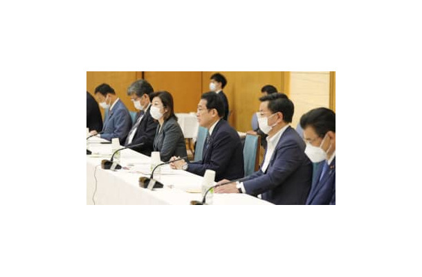 「すべての女性が輝く社会づくり本部」などの合同会議であいさつする岸田首相（中央）＝3日午前、首相官邸