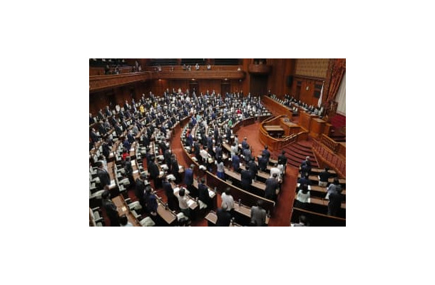 資金決済法などの改正法を可決、成立した参院本会議＝3日午前