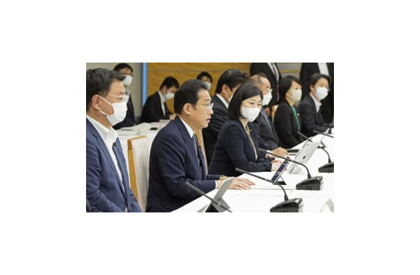 民間資金等活用事業推進会議であいさつする岸田首相（左から2人目）＝3日午前、首相官邸