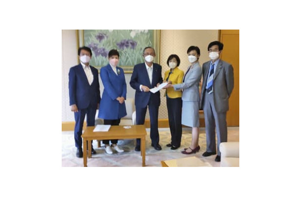 細田博之衆院議長（中央）に申し入れする野党議員＝3日午前、衆院議長公邸（立憲民主党提供）