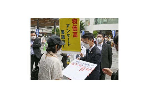 JR有楽町駅前でボードを持ち、物価高騰について調査する立憲民主党の泉代表（手前右）＝3日午後