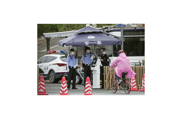 天安門事件から33年を迎え、北京の天安門広場周辺で警戒する警察官ら＝4日（共同）
