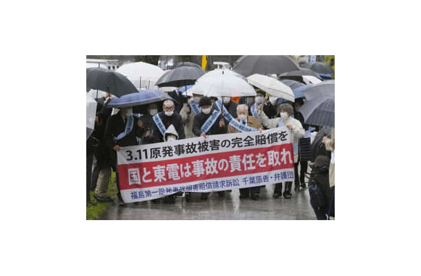 4月、東電福島第1原発避難者訴訟の上告審弁論のため、最高裁へ向かう原告ら