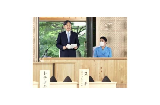 第72回全国植樹祭にオンラインで参加し、あいさつされる天皇陛下と皇后さま＝5日午後、皇居・御所