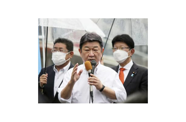 街頭演説する自民党の茂木幹事長（中央）＝5日午後、松山市