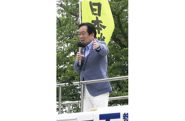 茨城県牛久市で街頭演説をする日本維新の会の石井章参院議員＝5日午後