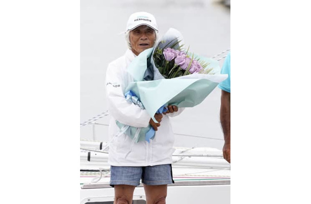 帰港セレモニーで花束を受け取った堀江謙一さん＝5日午後、兵庫県西宮市