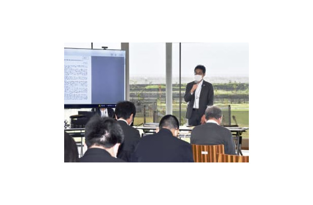 宮城県石巻市で開かれた、震災伝承の連携組織設立に関する説明会＝6日午後