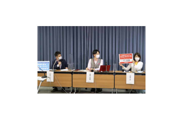 教員不足についての調査結果を発表する、元教員や大学教授らのグループ「＃教員不足をなくそう緊急アクション」の小林大介さん（左）ら＝6日午後、文科省