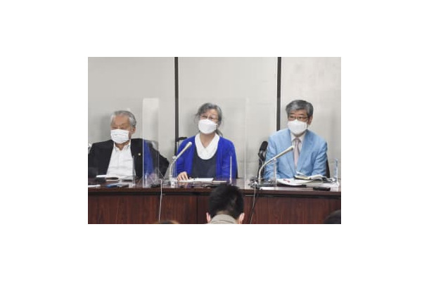 結審後、記者会見する福島原発告訴団の武藤類子団長（中央）、被害者参加代理人の海渡雄一弁護士（右）ら＝6日午後、東京・霞が関の司法記者クラブ
