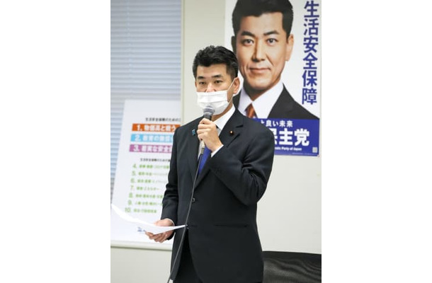 立憲民主党の会合であいさつする泉代表＝6日午後、国会