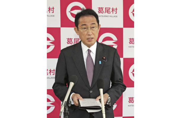 復興交流施設の視察を終え、記者の取材に応じる岸田首相＝5日午後、福島県葛尾村