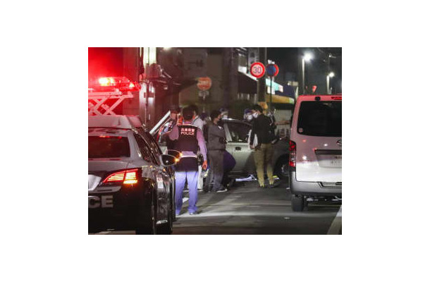 車が突っ込んだ現場周辺を調べる捜査員ら＝6日午後11時19分、神戸市