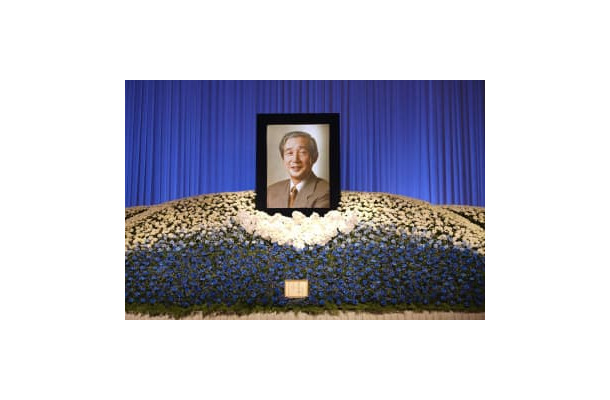 吉野浩行ホンダ元社長のお別れの会で、祭壇に掲げられた遺影＝6日、東京都内
