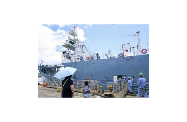 出航の準備をする商業捕鯨船「第3勇新丸」＝7日午前、広島県尾道市