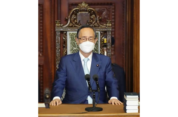 衆院本会議に臨む細田議長＝7日午後、国会