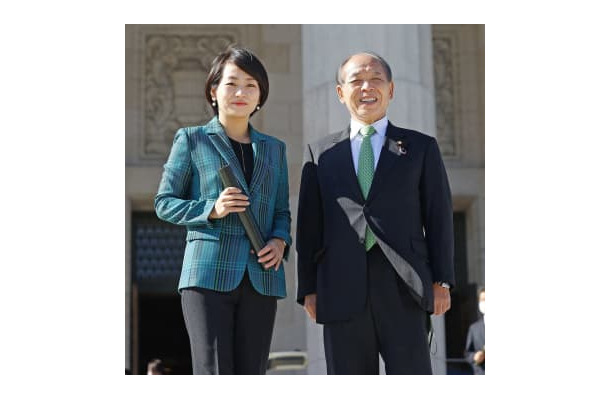 参院議員の鈴木宗男氏（右）と自民党の鈴木貴子議員＝昨年11月