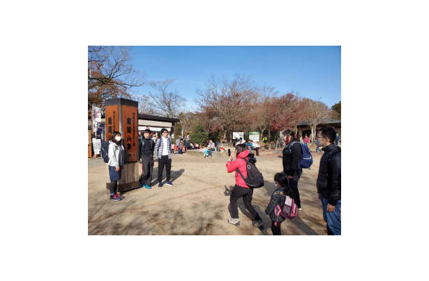 にぎわう高尾山の山頂＝東京都八王子市