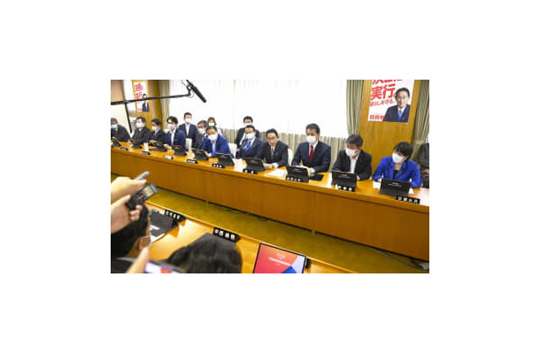 東京・永田町の党本部で開かれた自民党の臨時総務会。中央はあいさつする岸田首相＝9日午前