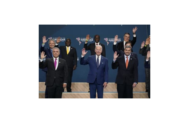 米州首脳会議の代表らと記念撮影するバイデン米大統領（中央）＝10日、ロサンゼルス（AP＝共同）
