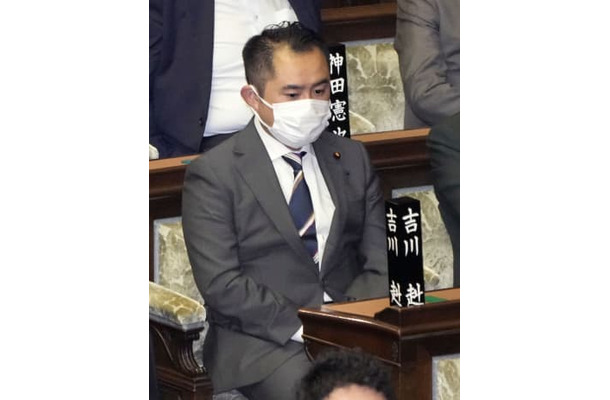 衆院本会議に臨む吉川赳議員＝9日