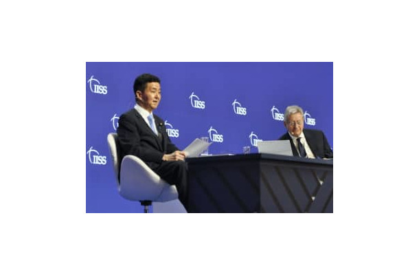 アジア安全保障会議で講演する岸防衛相（左）＝11日、シンガポール（共同）
