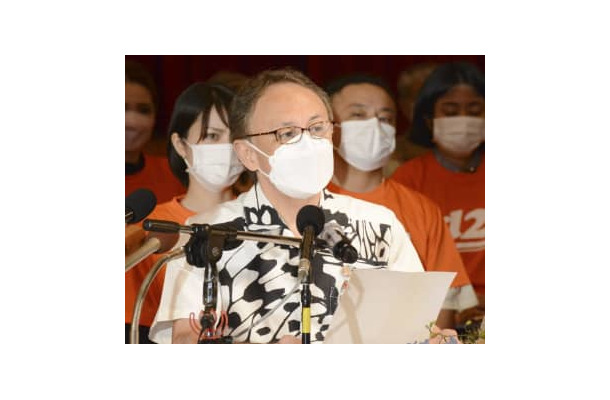 沖縄県知事選への立候補を正式に表明し、記者会見する玉城デニー知事＝11日午後、那覇市