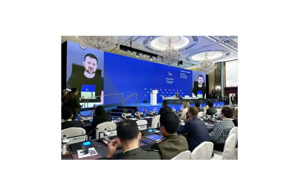 11日、シンガポールで開催中のアジア安全保障会議にオンラインで出席したウクライナのゼレンスキー大統領（英シンクタンク国際戦略研究所のツイッターより、共同）